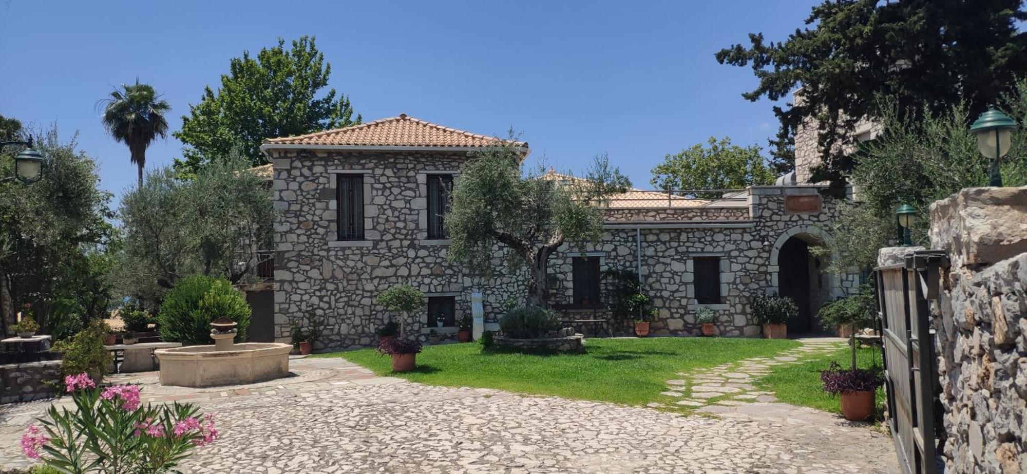 Polas Residencies Aparthotel Kalamata Esterno foto